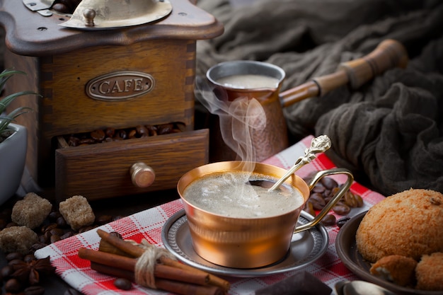 Caffè in una tazza su uno sfondo vecchio