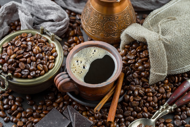 Caffè in una tazza su uno sfondo vecchio