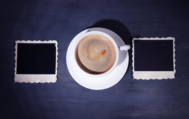 コーヒー カップと木製の背景に古い空白の写真