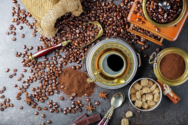 Caffè in una tazza su una vecchia superficie