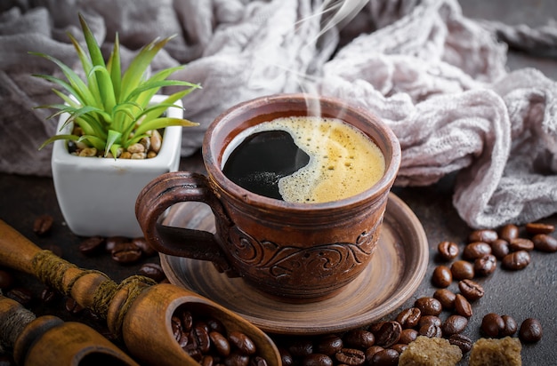 Caffè in una tazza su una vecchia superficie