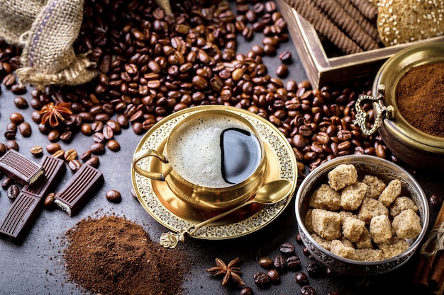 Caffè in una tazza su un vecchio tavolo.