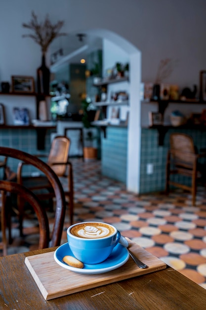 写真 カフェのテーブルの上のコーヒーカップ