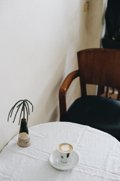 사진 집 의 테이블 에 있는 커피 컵