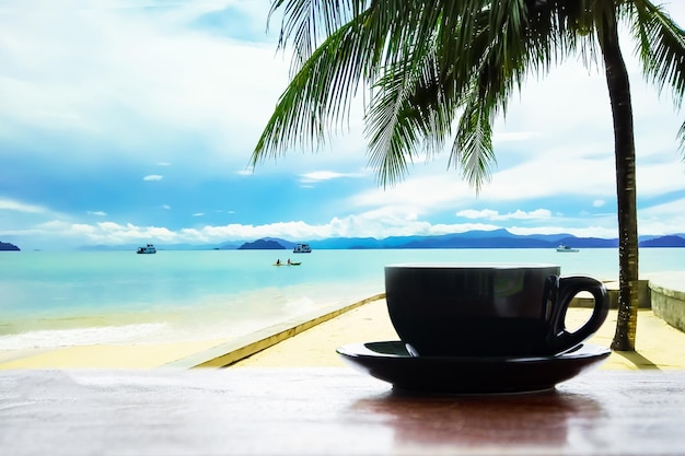 写真 空の向こうの海のテーブル上のコーヒーカップ