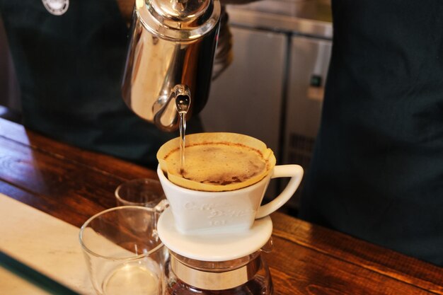 写真 テーブルの上のコーヒーカップ