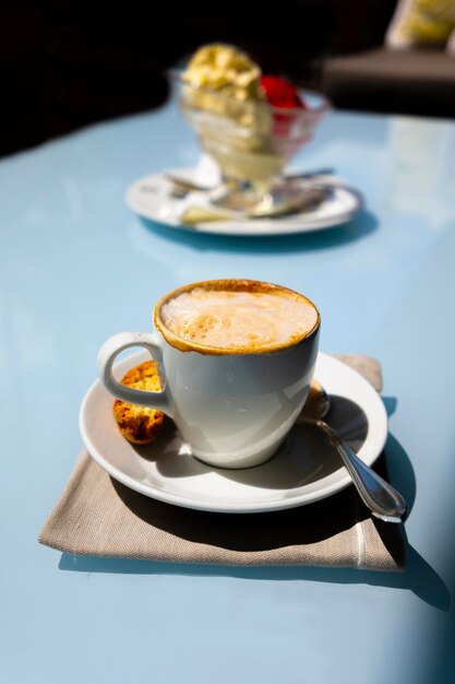 Фото Чашка с кофе на столе.