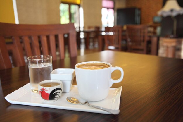 写真 テーブルの上のコーヒーカップ