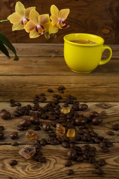 Foto tazza di caffè e orchidea, verticali