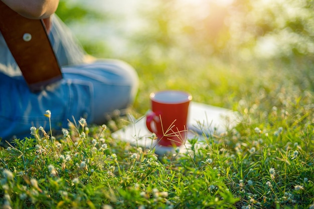 Photo coffee cup on plant in field