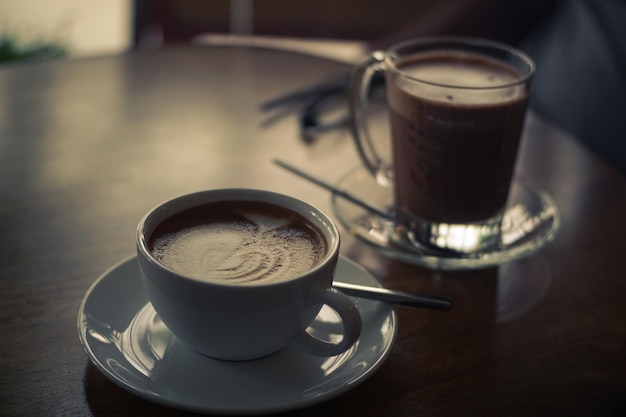 テーブルの上の皿にコーヒーカップ