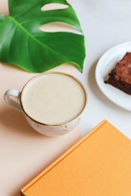 Coffee cup raf con book, monstera e brownie