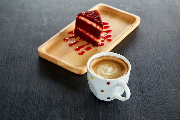 コーヒーカップとレッドベルベットケーキ