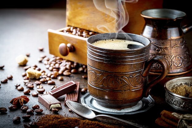 Кофе в чашке и блюдце на черном фоне
