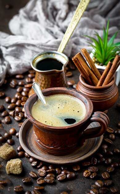 Кофе в чашке и блюдце на черном фоне