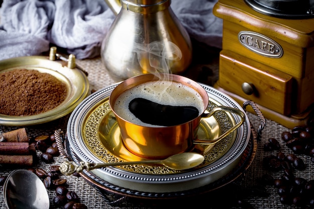 Foto caffè in una tazza e piattino su uno sfondo vecchio