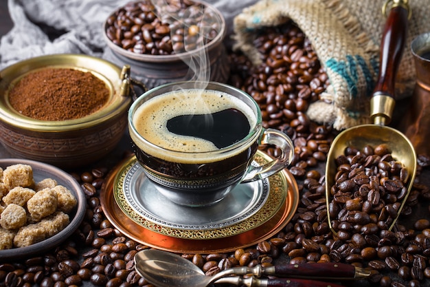 Foto caffè in tazza e piattino