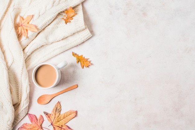 Cornice autunnale di tazza e maglione di caffè