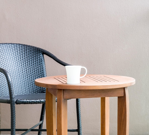 Foto tazza di caffè sul tavolo contro la parete