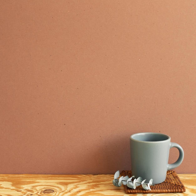 Foto tazza di caffè sul tavolo contro la parete