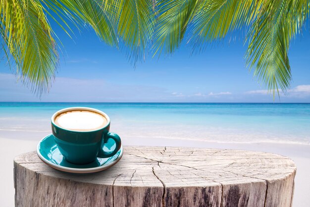 Foto una tazza di caffè sul tavolo sul mare contro il cielo