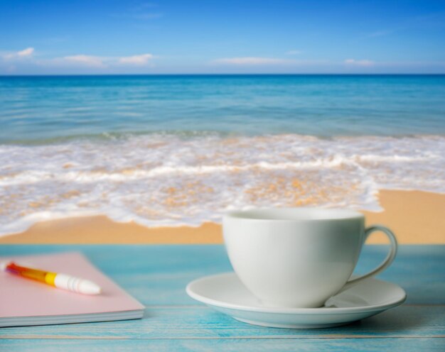 Foto una tazza di caffè sul tavolo sul mare contro il cielo