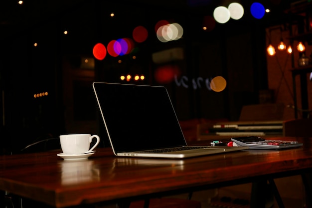 Photo coffee cup on table in cafe at night