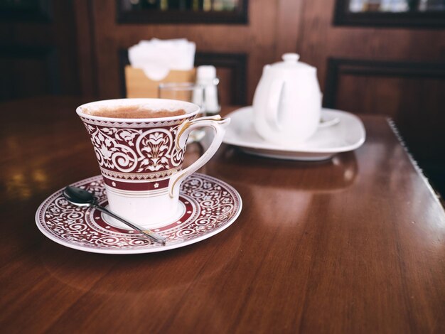 Foto la tazza di caffè sul tavolo su wook scuro