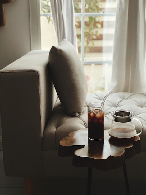 Photo coffee cup on table at home