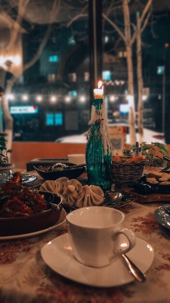 Photo coffee cup on table in restaurant