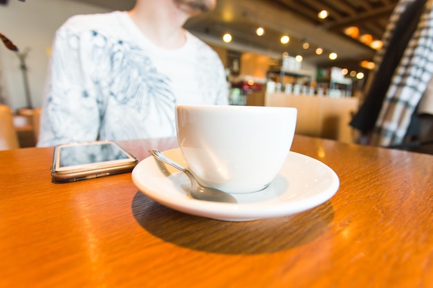 レストランのテーブルの上のコーヒーカップ