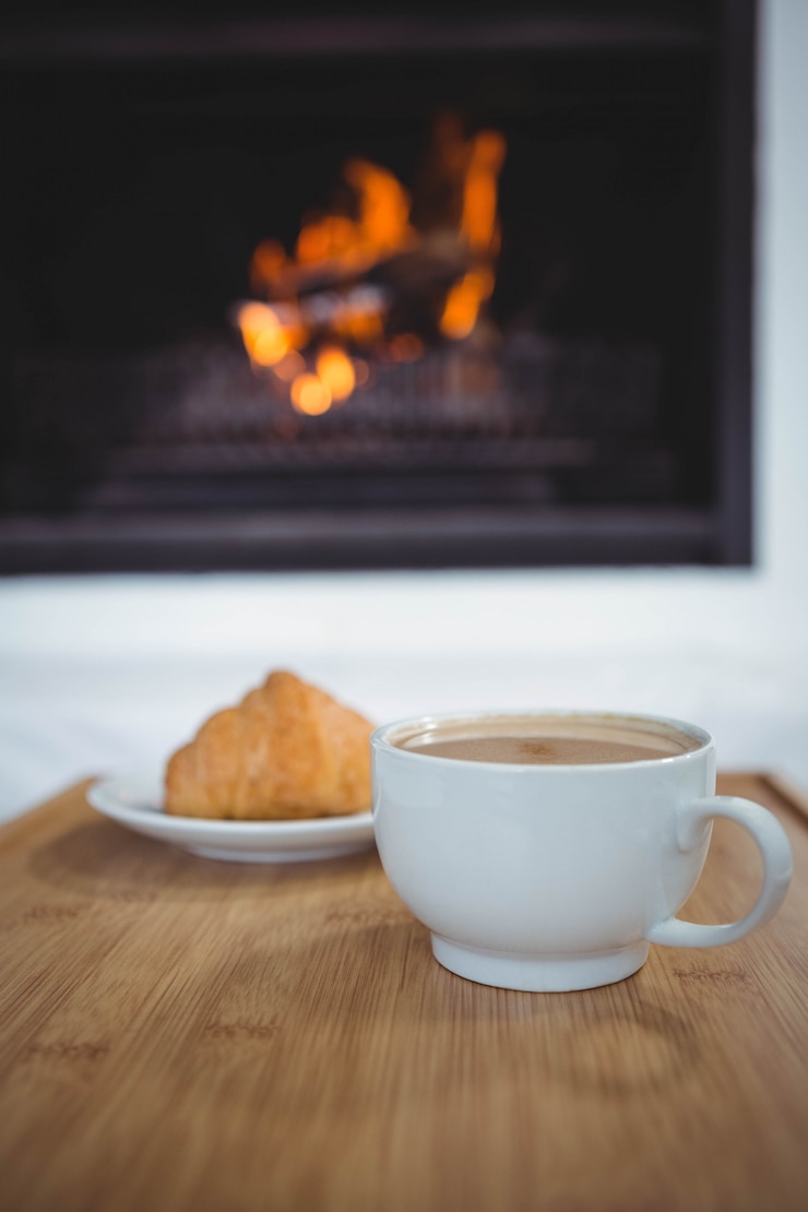 Photo coffee cup on table next to sweet food on table