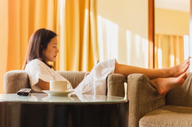 Photo coffee cup on table with woman in background