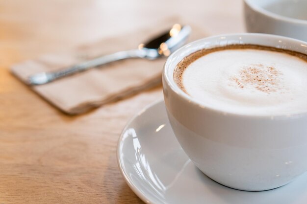 Foto la tazza di caffè sul tavolo.