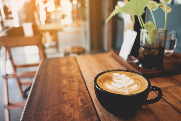 Foto la tazza di caffè sul tavolo.