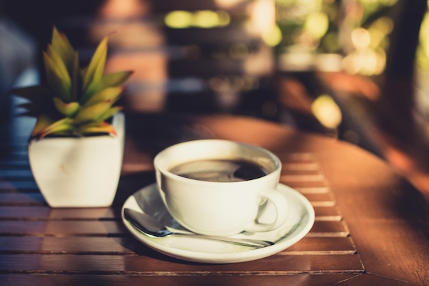テーブルの上のコーヒーカップ