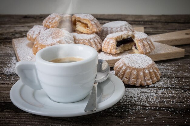 Foto la tazza di caffè sul tavolo.