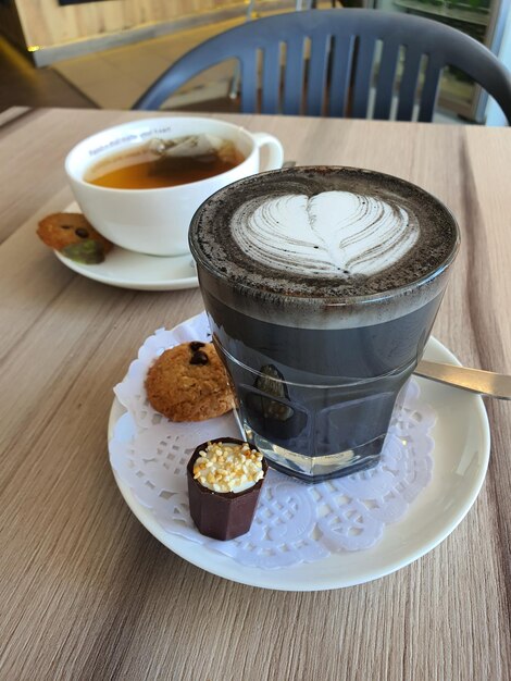 Foto la tazza di caffè sul tavolo.