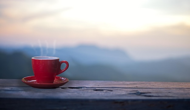 Foto la tazza di caffè sul tavolo.