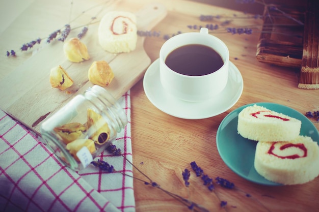 テーブルの上のコーヒーカップ