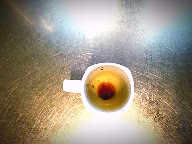 Foto la tazza di caffè sul tavolo.