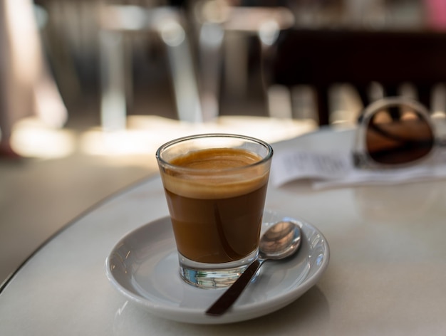 Foto la tazza di caffè sul tavolo.