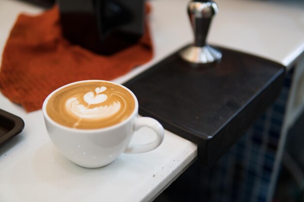 Foto la tazza di caffè sul tavolo.