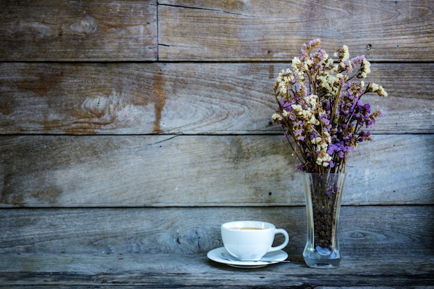 コーヒーカップと壁に花瓶。