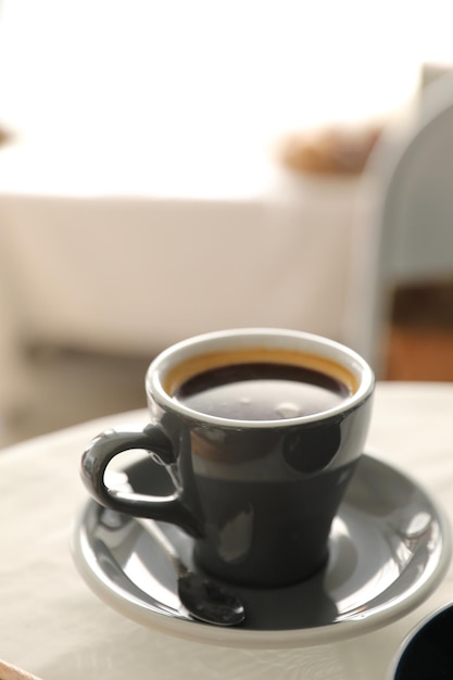 Tazza di caffè in tavola bianca