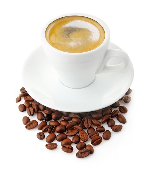 Tazza di caffè con fagioli isolato su bianco