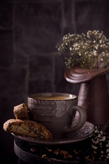 豆とコーヒーカップ