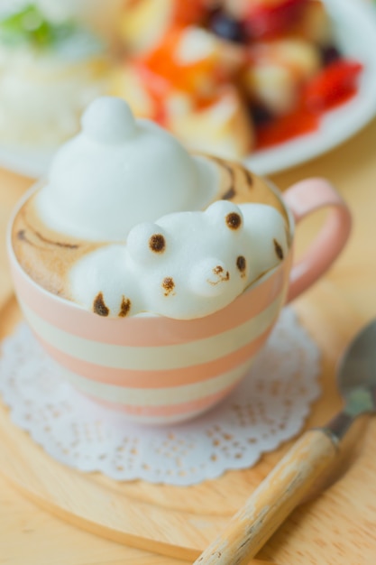 커피와 곰 모양의 우유 거품 커피 컵