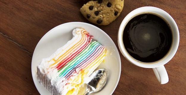 Кофейная чашка с кекс и шоколадное печенье на столе