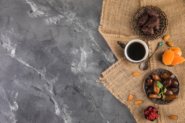 Foto tazza di caffè con frutta data e mandorle